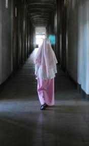 Hasil gambar untuk wanita muslimah berjalan dikegelapan malam