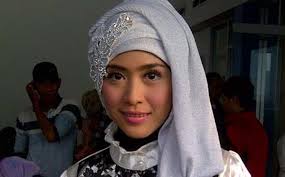 Gaya Hijab April Jasmine Selalu Dikomentari Ustaz Solmed. Love Indonesia. April Jasmine, istri Ustaz Solmed - april-jasmine-istri-ustaz-solmed