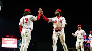 Bats Soar! Hinds & Barnes Power Louisville to Victory! 🔥 - Imagen principal del artículo