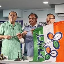 চা বাগানে সংগঠন জোরদার করতে প্রাক্তন কেন্দ্রীয় মন্ত্রী জন বার্লাকে দলে নিল তৃণমূল, যোগ দিয়েই আক্রমণ শুভেন্দুকে