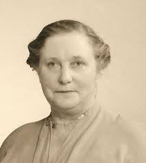 Ze werd geboren in het huis van stiefgrootvader Klaas Havenga. Gepke is getrouwd Leens 08-06-1916 met Jan MENSINGA, geboren Ezinge 28-05-1886, ... - Gepke-Mensinga-Fokkens