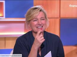 Michel Field Rectifie une Gaffe d'Anne-Élisabeth Lemoine en Direct à 'C à vous'