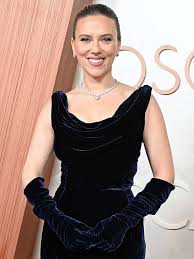 Scarlett Johansson ein Style Icon: Red Carpet Looks dey Inspire!