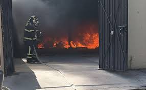 Se registra incendio en bodega de neumáticos y madera en Azcapotzalco