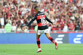 Análise: Flamengo encontra solução para desfalques em posicionamento de Samuel Lino