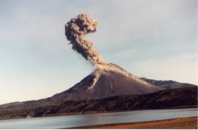 МЧС: извержение вулкана Шивелуч опасно только для местной авиации - фото 1