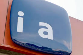 I a : Por que o Itaú apagou as letras de sua marca?