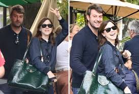 Alice Wegmann surge com bolsa grifada de R$ 80 mil em passeio com namorado empresário