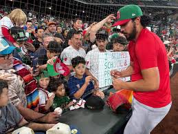 Andrés, vengo de Mochis: Niño en Houston pide firma del estelar cerrador de México en Clásico Mundial