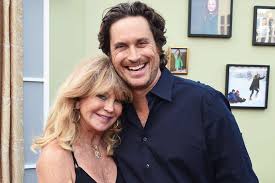 Oliver Hudson Felt 'Angry' as a Kid When Fans Would Ask Mom Goldie Hawn for 
Autographs: 'I Hated It'