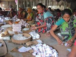 Three lakh bidi makers jobless in Berhampore