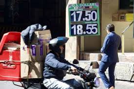 Anuncio de empleos en EU hace bajar al dólar, aunque se recobra