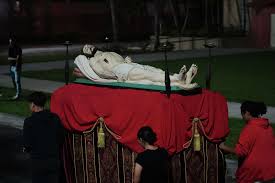 El Viernes Santo es un día único y solemne para cristianos, con oraciones y procesiones fervorosas