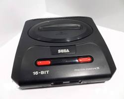 Imagem de Mega Drive II console, Mega Drive II:Uma versão revisada do Mega Drive original, lançada em 1991, com design mais compacto e entrada para fones de ouvido.