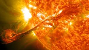 Tempestade solar vai atingir a Terra nos próximos dias de forma moderada e autoridades alertam para possíveis auroras boreais