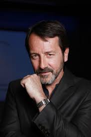 Jean-Hugues Anglade arrive au rendez-vous à l&#39;heure pile et à la minute près. Prêt pour le rituel du questions-réponses auquel il se plie, la voix sourde et ... - Jean-Hugues-Anglade