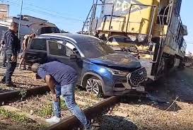 Carro invade linha férrea e é atingido por trem em Guapimirim (RJ)
