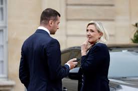 France Faces Political Crisis Ahead of Confidence Vote