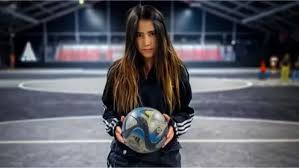 La influencer mexicana Mercedes Roa fue atacada en Francia; se encuentra hospitalizada