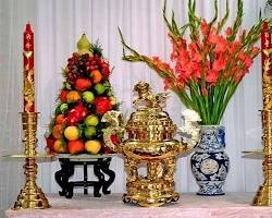 Hình ảnh về Bình hoa trên bàn thờ