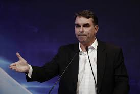 O alerta vermelho dos evangélicos para Flávio Bolsonaro