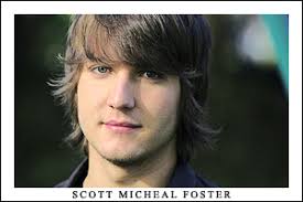Scott Micheal Foster. Sarà Cappie di Greek, sarà proprio l&#39;attore, mi piaaaace. Ha un naso che. - scottez8