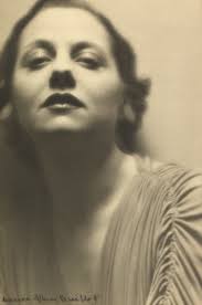Laure Albin Guillot. &#39;Lucienne Boyer&#39; 1935 . Laure Albin Guillot Lucienne Boyer 1935. Collections Roger-Viollet / Parisienne de Photographie - albinguillot_lboyer-web
