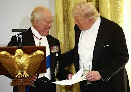 La miel de la Casa Blanca y el escritorio de un viejo buque militar, símbolos de la diplomacia entre Carlos III y Trump