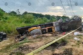 Tráiler volcado provoca fuerte accidente en la carretera Cárdenas–Villahermosa