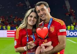 La vida personal de Mikel Oyarzabal: su novia desde la adolescencia, los negocios fuera del fútbol y sus inicios en el deporte