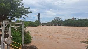 Rio Piracicaba atinge 5,08 metros e ruas são interditadas após alagamentos