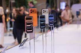 iPhone 17 Dey Hot! Samsung & LG Chop Almost All Di Display Bizness!