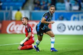 Com mudanças no meio e na lateral esquerda, Grêmio está escalado para enfrentar o Santos
