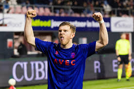 LIVE | Willem II dankzij Van Aalst nóg comfortabeler aan de leiding in Emmen, maar is het genoeg voor een play-offticket?