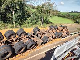 Esposa de motorista morre soterrada por carga de caminhão que tombou na BR-282, em SC