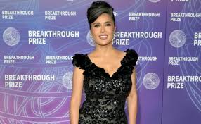 Salma Hayek deslumbra en el Breakthrough Prize con Gucci