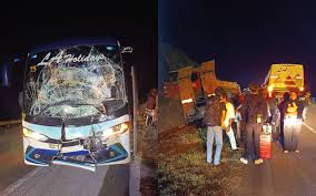 Bas ekspres bawa pelajar UMPSA rempuh treler di LPT 1