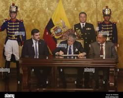 Imagen de presidente Daniel Noboa firma decreto oficial palacio de carondelet ecuador