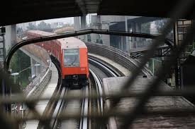 Caen 12 usuarios en escalera eléctrica de la L-9 el Metro