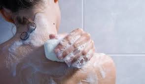 Anvisa proíbe cosméticos, sabonetes e perfumes irregulares no Brasil; consumidores devem interromper uso