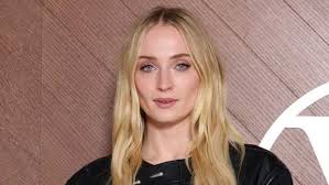 Sophie Turner Shows Off Jaw-Dropping Abs
