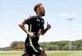 Neymar completa um mês sem jogar e tem etapas a cumprir para estrear na Copa