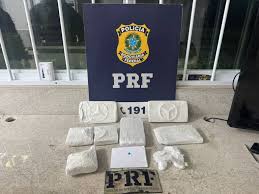 PRF apreende quase 5 kg de cocaína escondidos em ônibus na BR-116, em Vitória da Conquista