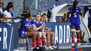 Rugby : explosions, voiture en feu... Le match des Bleues, menées face à l'Australie, momentanément interrompu à Aix-en-Provence — ladepeche.fr