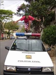 Resultado de imagem para SOBE CIMA DA VIATURA POLICIA