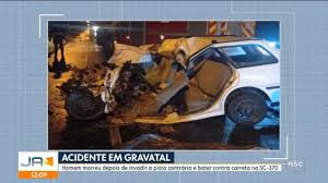 Homem morre depois de bater contra carreta na SC-370, em Gravatal