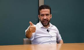 Janones critica campanha 'fofa' da esquerda: 'Arrogantes de salto alto''