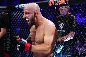 Alexander Volkanovski prepares for a UFC featherweight title fight