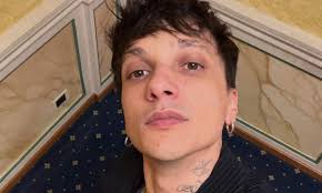 Ultimo Questa insensata voglia di te testo e significato