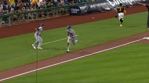 Dalton Rushing scores on throwing error